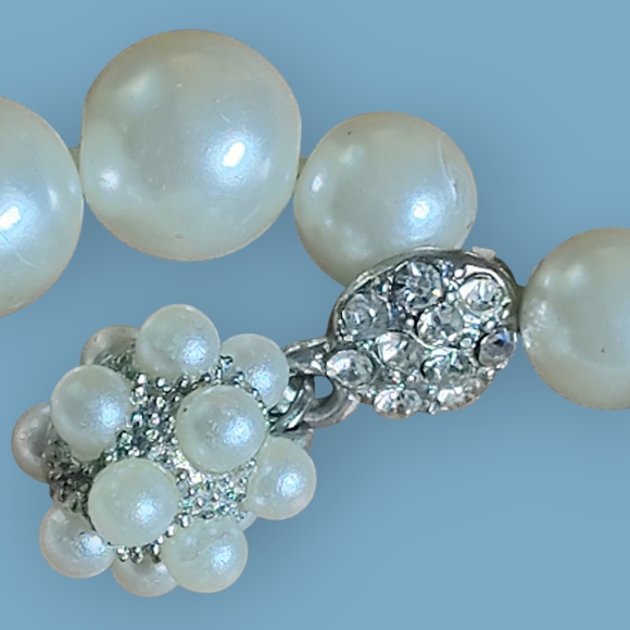 Chic Pearl Bracelet with Floral Accent - Picture 3 of 5